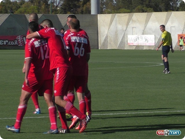 וחוגג עם החברים (שקד מורג)